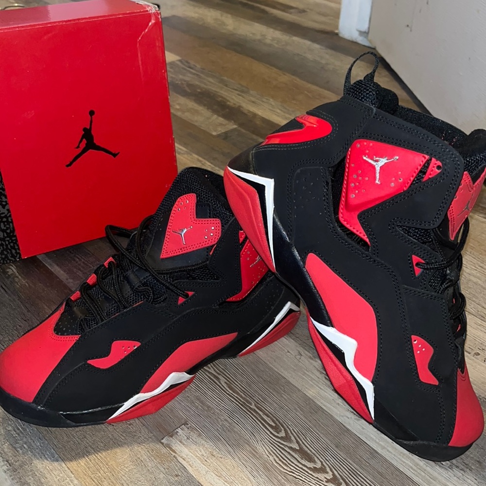 Jordan True Flight 'Black University Red' Only wore once. Like brand new❤️